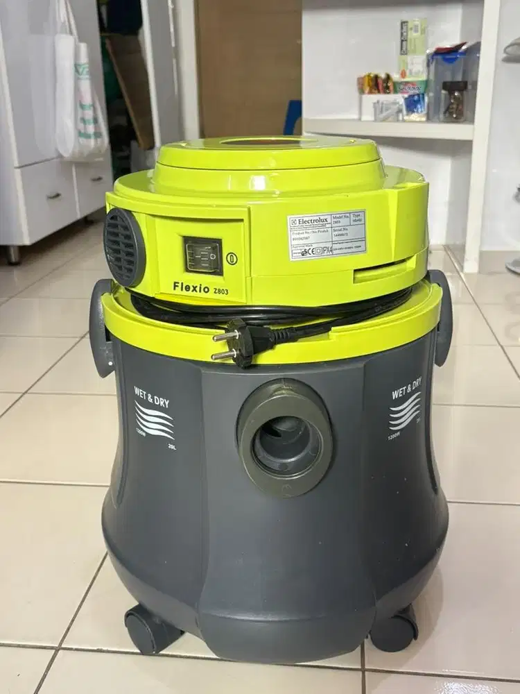ELECTROLUX VACUUM CLEANER WET AND DRY Z803