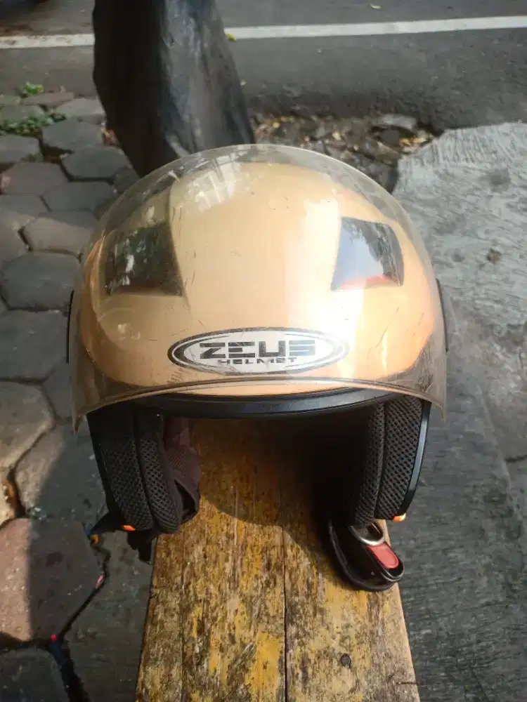 Helm Zeus bekas layak pakai