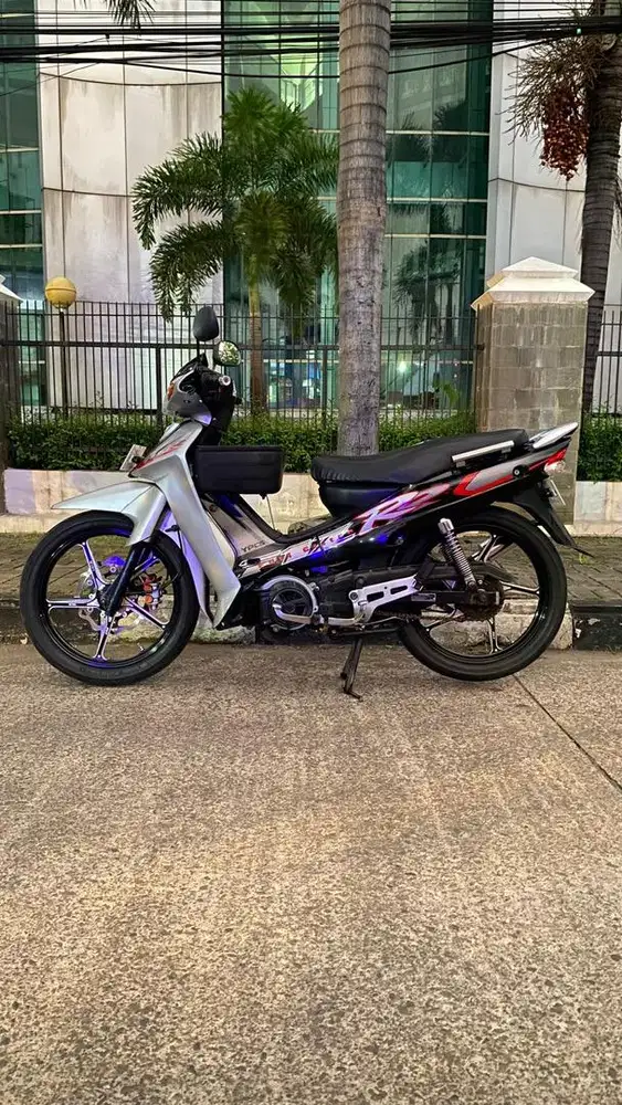F1zr 2003 warna asli hitam