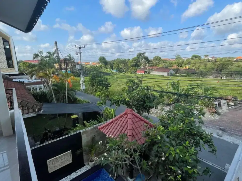 Jual Rumah Semi Villa Lantai 2  View Sawah Dan Fully Furnished , Lokasi Di Kerobokan Kuta Badung Bali. Dekat Ke Seminyak  ,Petitenget ,Umalas ,Cafe