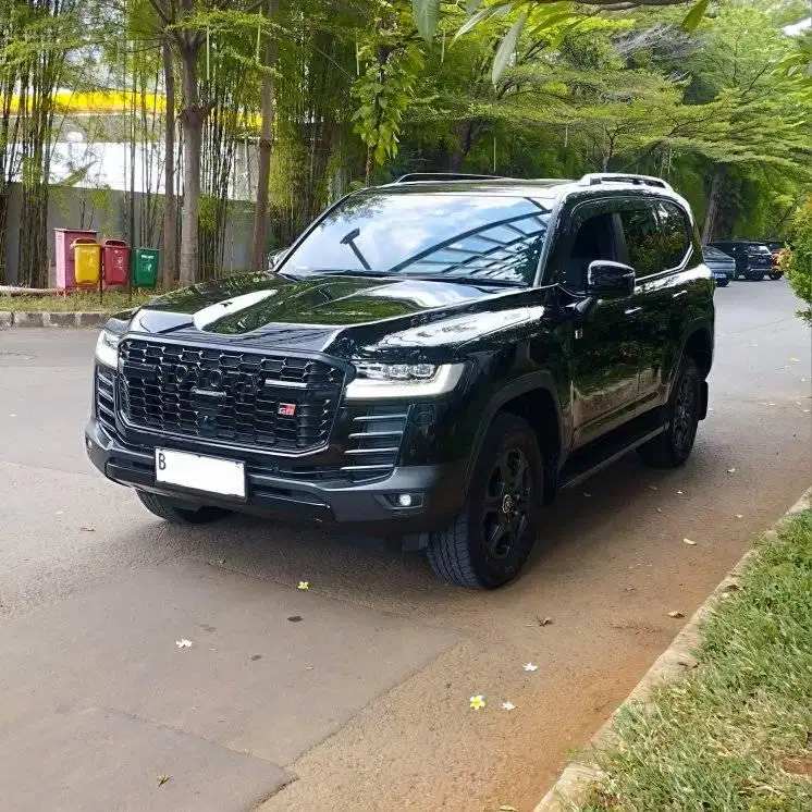 2024 Toyota Land Cruiser 300 GR Sport ATPM Diesel KM 26000 Hitam Solar