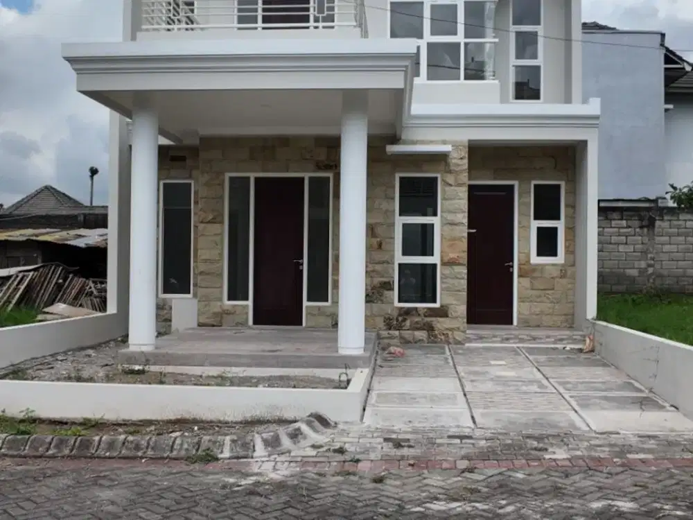 RUMAH 2 LANTAI LOKASI 1 MENIT DARI MUSEUM SATWA KOTA BATU