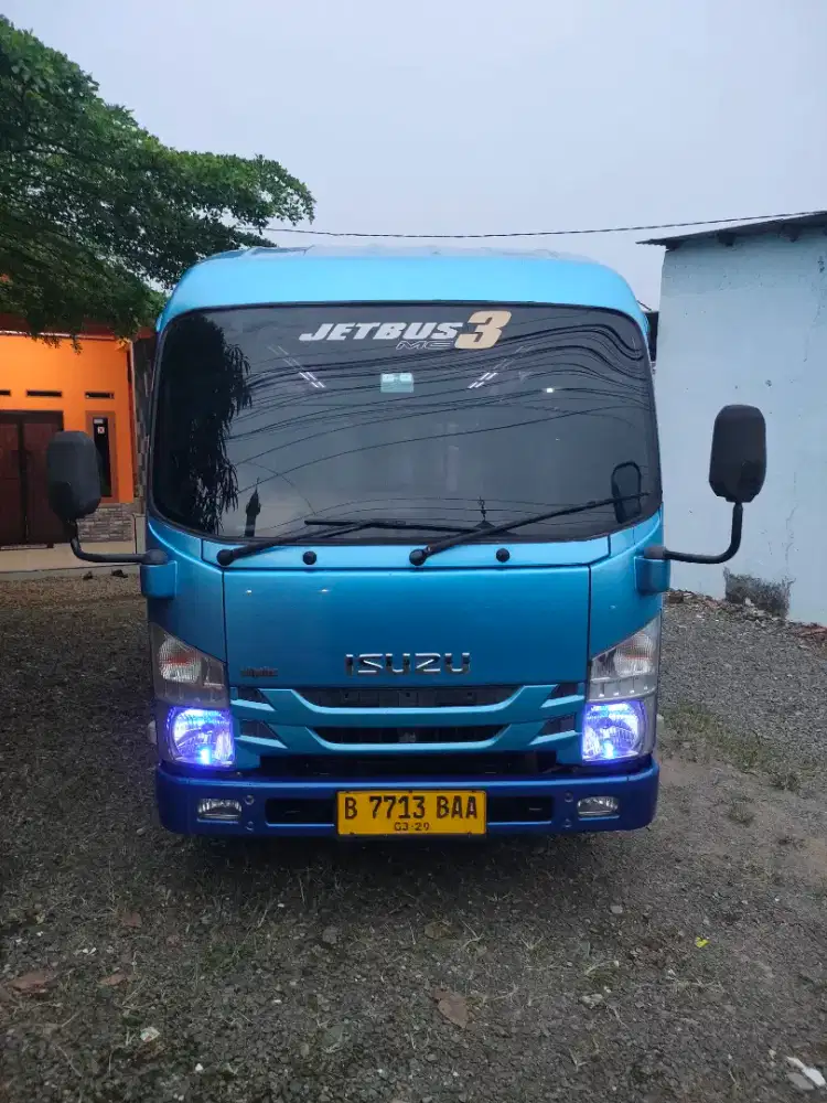 ISUZU ELF MINIBUS GIGA SHOT