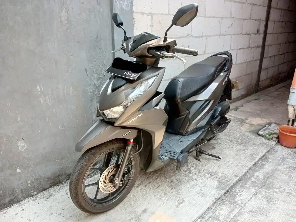 Beat Deluxe tahun 2021 warna Brown (cokelat)