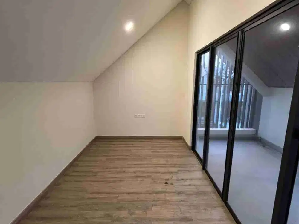 DISEWAKAN RUMAH BARU 3 LANTAI PLUS ATTIC ROOM DI LEONORA GADING SERPONG