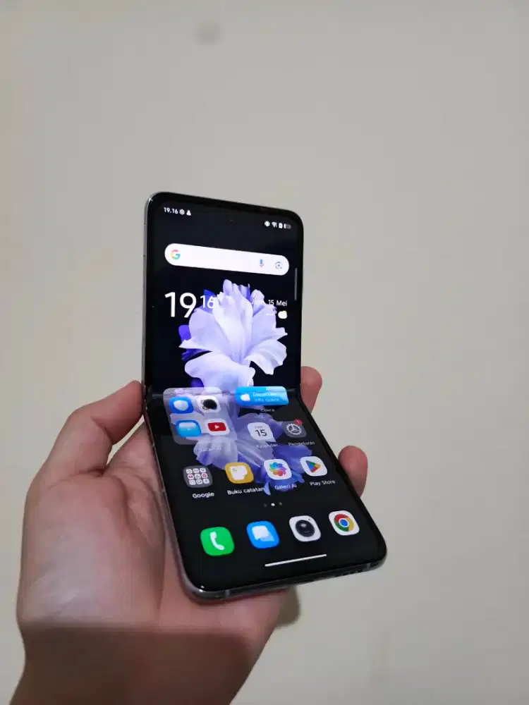 Tecno phantom v flip minus