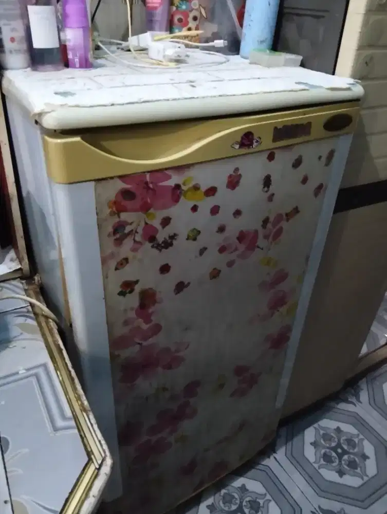 Lemari es merk sanyo