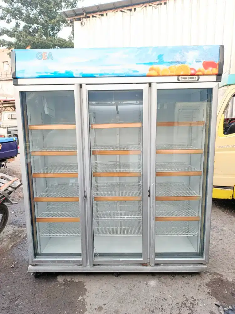 Showcase 3 pintu gea