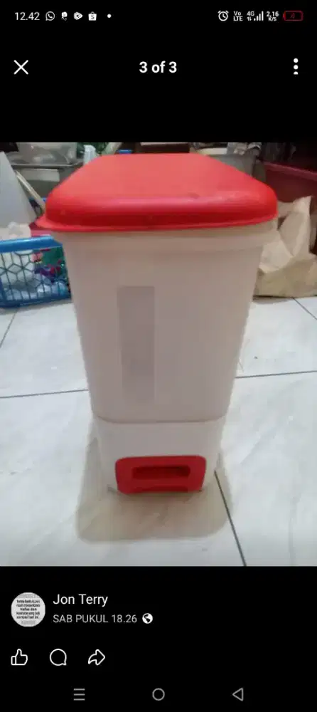 Tempat beras Tupperware