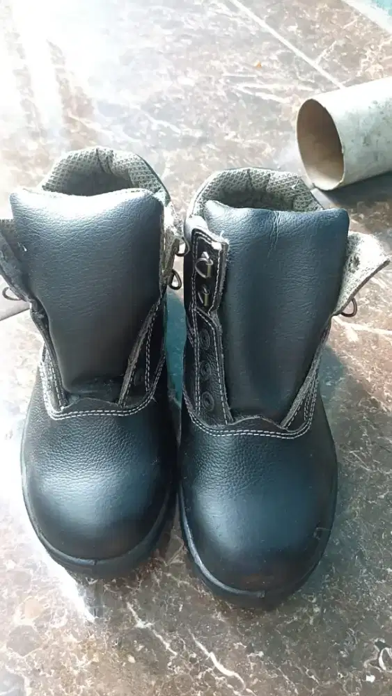 Sepatu safety merk kent