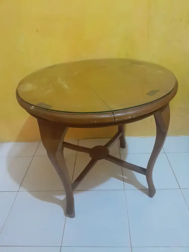 Meja bulat kayu lapis kaca