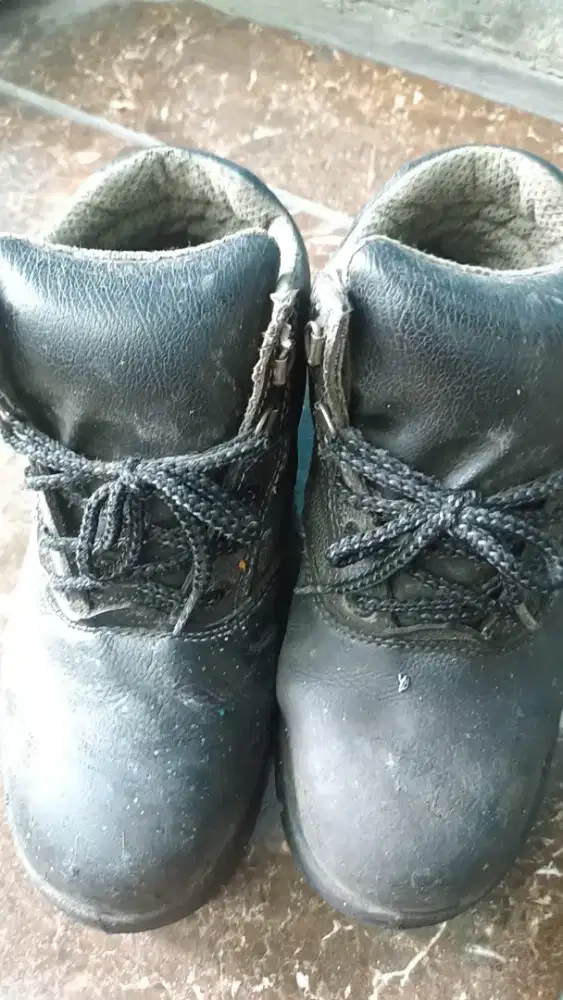 Sepatu safety merk kent