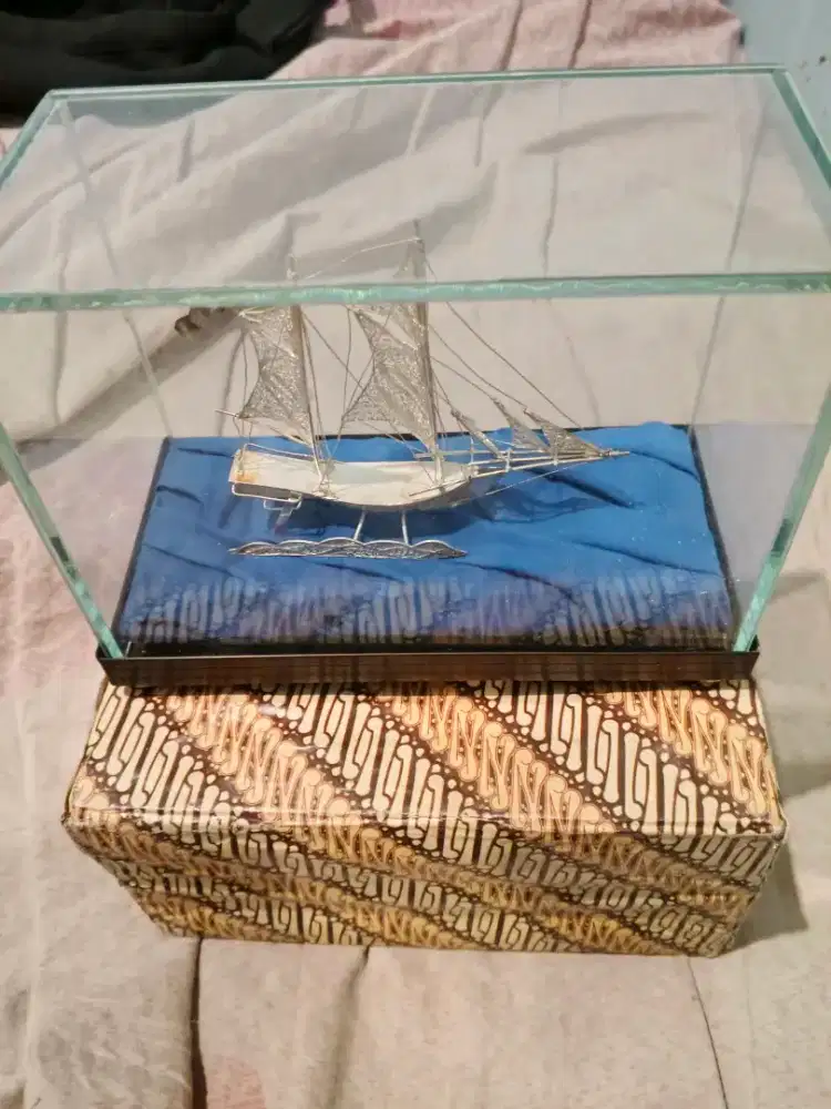 miniatur kapal layar filigri perak Kotagede dalam kotak kaca