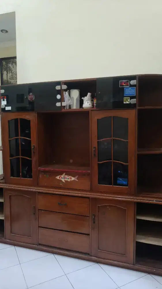 Dijual lemari pajangan ruang tamu dari kayu jati asli