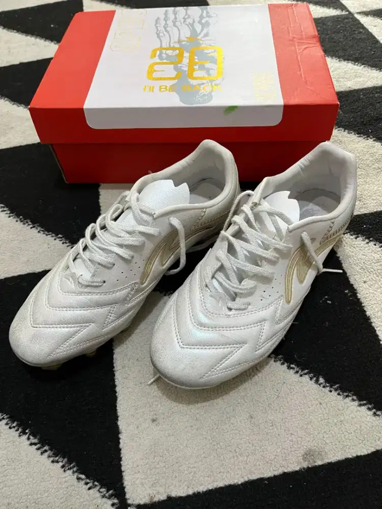 Sepatu Bola Specs Shaman Bepe20 Size 42 Bekas sekali pakai
