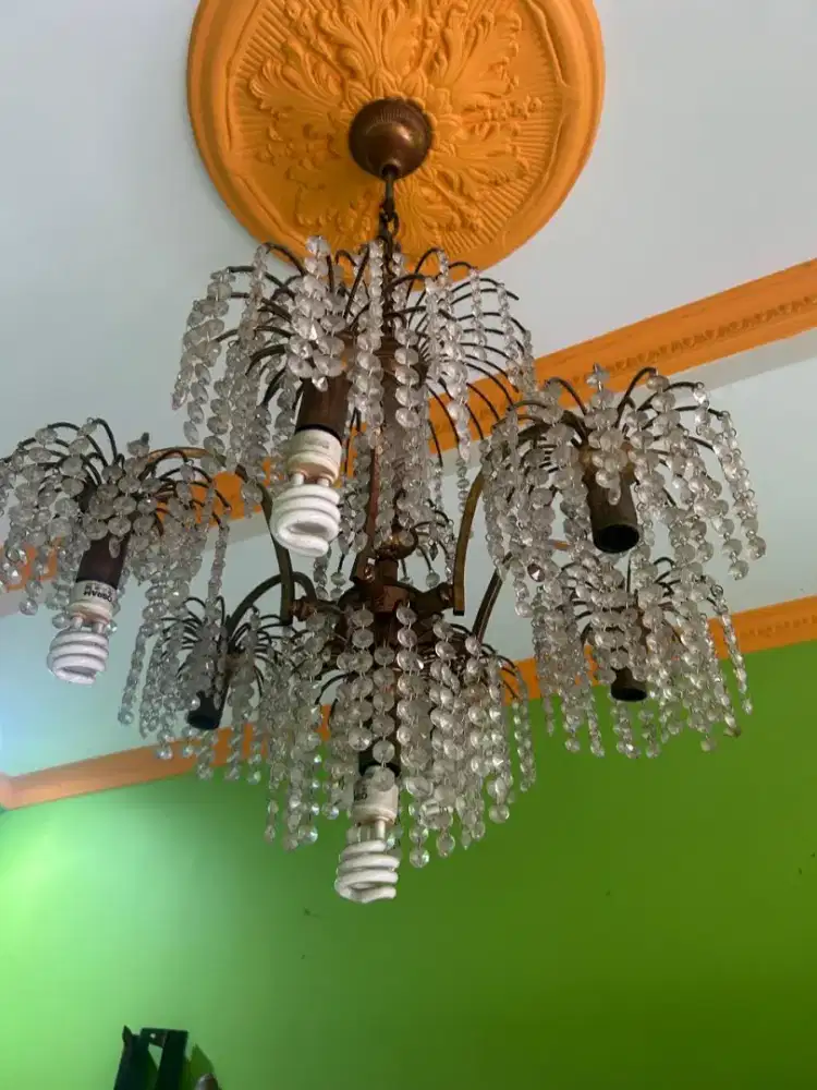 Lampu kristal asli