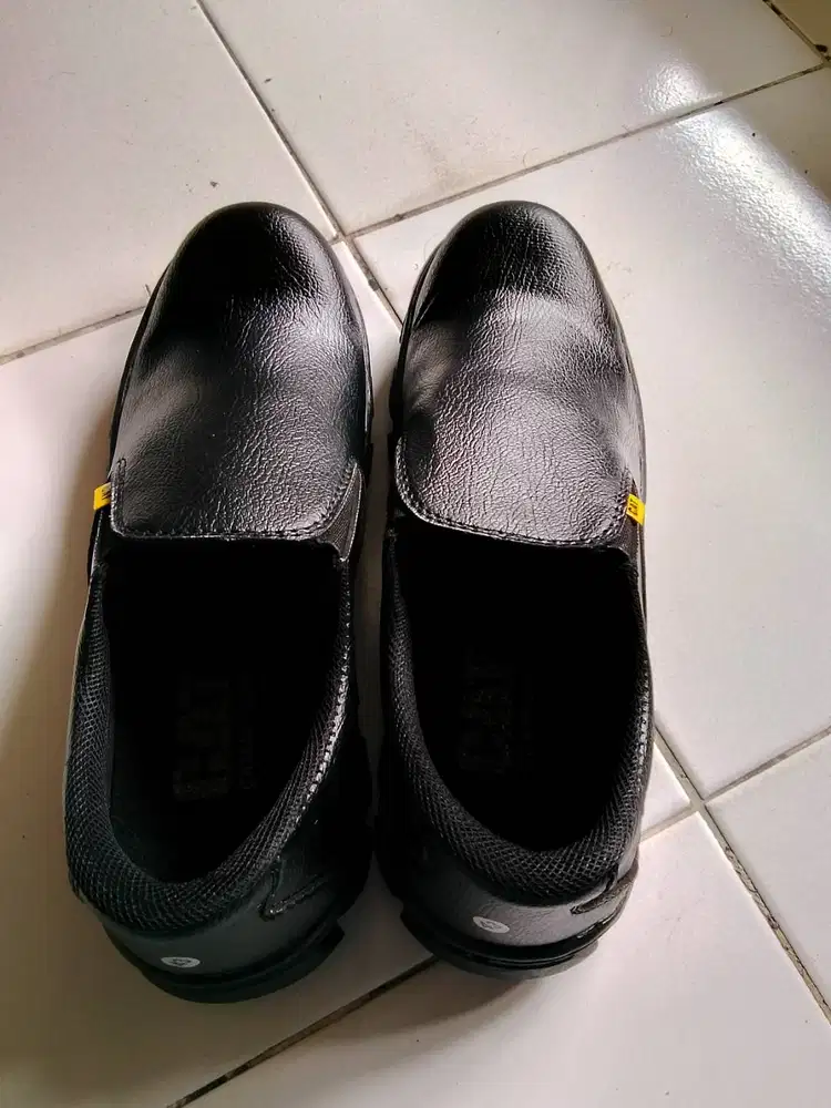Sepatu safety merk CAT