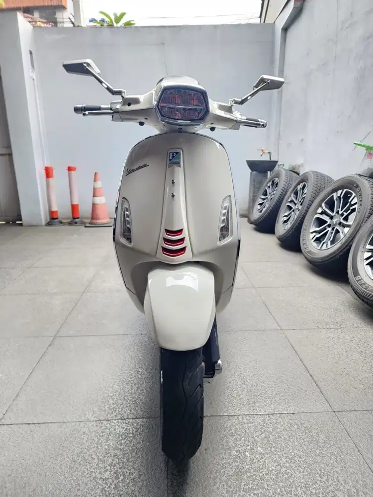 Di jual motor vespa sprint 150 Warna Putih 2022