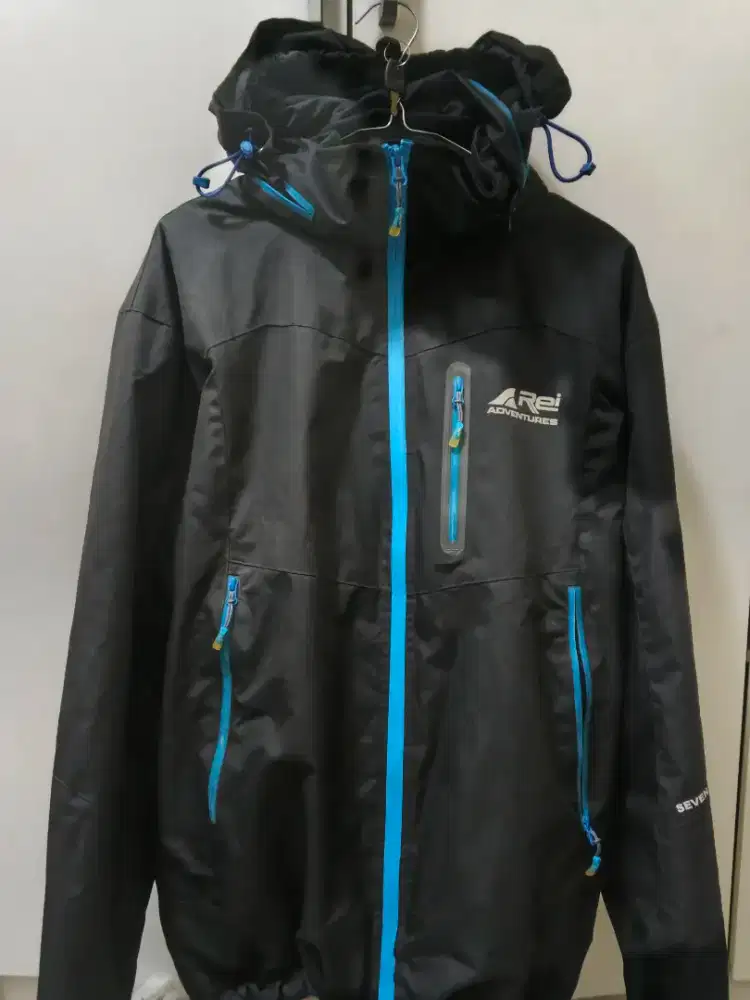 Jaket gunung Rei adventure