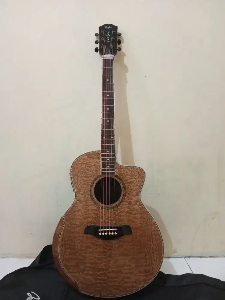 Gitar Taylor akustik.
