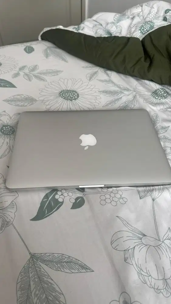 Macbook Pro 2015 intel i5 8/256 CC Rendah