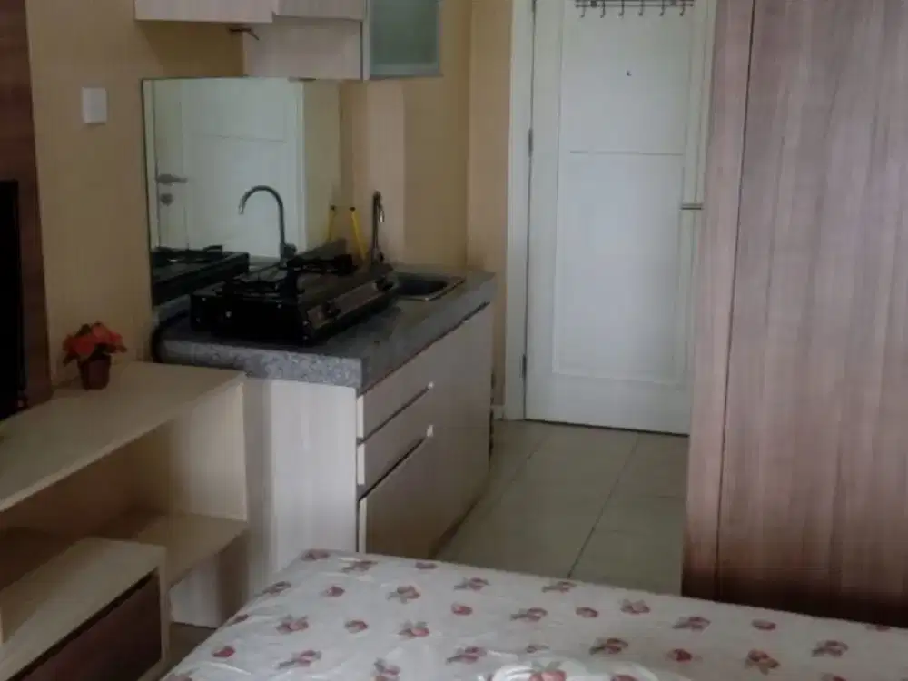 Apartemen Green Lake Sunter Studio furnish interior, hadap selatan, view danau. sertifikat bisa KPA.