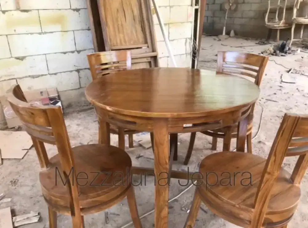Meja makan kayu