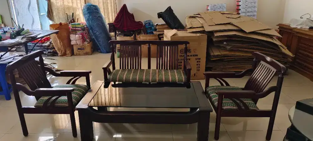 Bangku dan Meja Ruangan Tamu