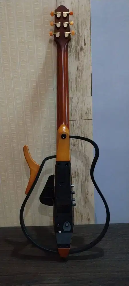 Dijual cepat Yamaha Silent Guitar SLG110S (Steel String) + Stand Gitar