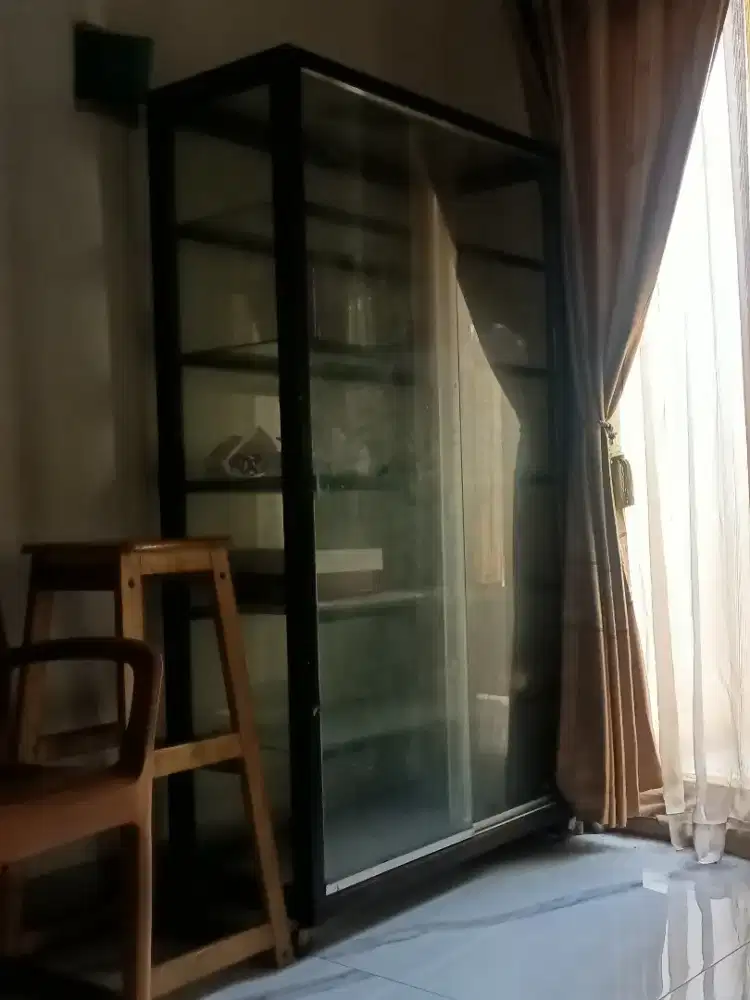 Etalase tinggi kokoh