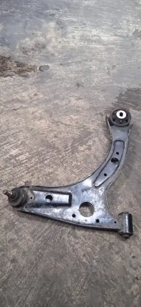 Lower arem Avanza / Xenia ( kiri)  copotan mobil