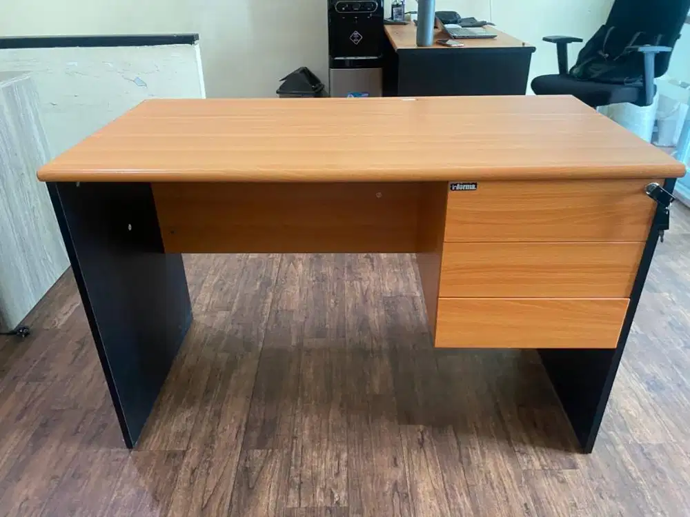 Meja Kantor Minimalis Informa – Kokoh & Fungsional
