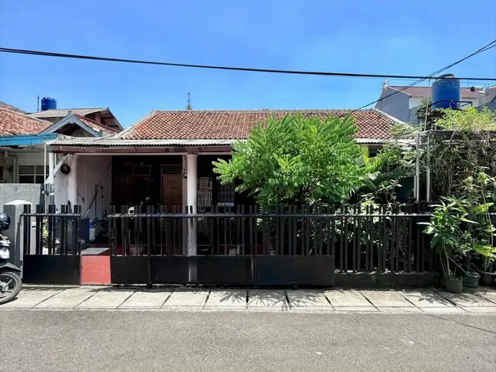 Rumah Dijual Kebayoran Baru Jakarta Selatan LT 225m² SHM, 4 KT, Jalan 2 Mobil