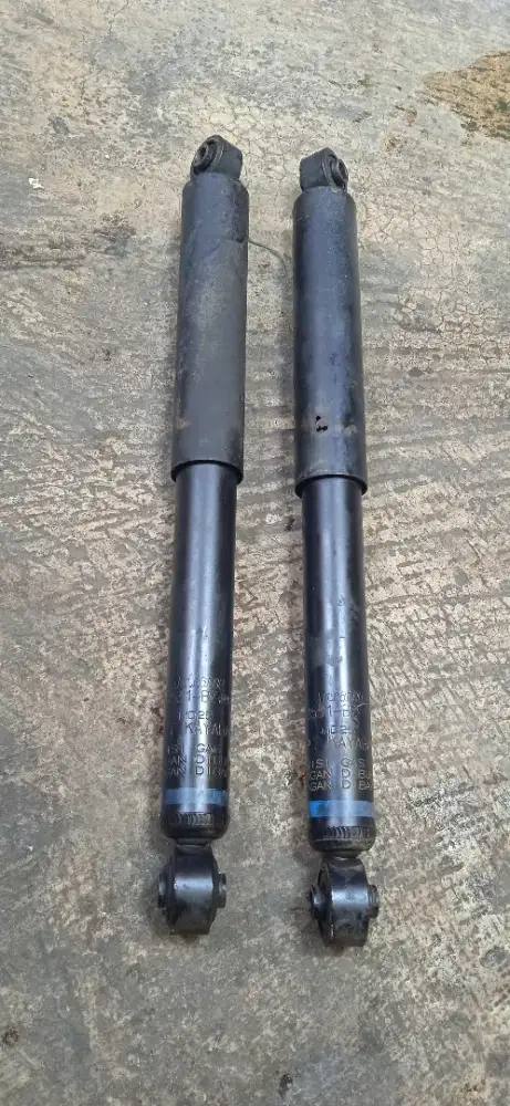 Shokbreker belakang Avanza