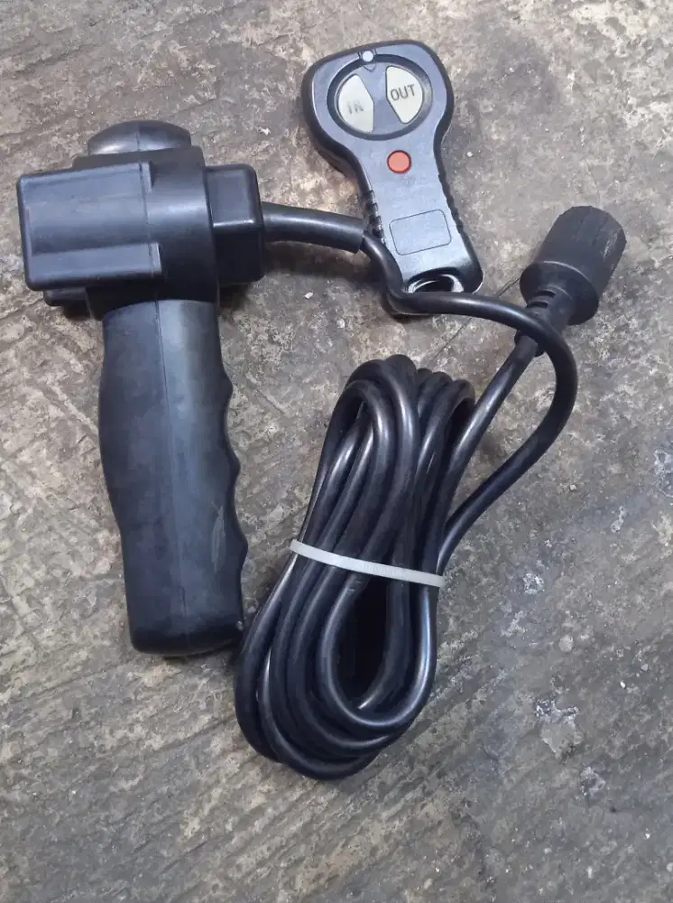 Alat kontrol winch untuk kendaraan off road
