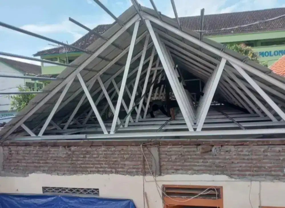 Renovasi atap lama menjadi baru pakai baja ringan terpasang