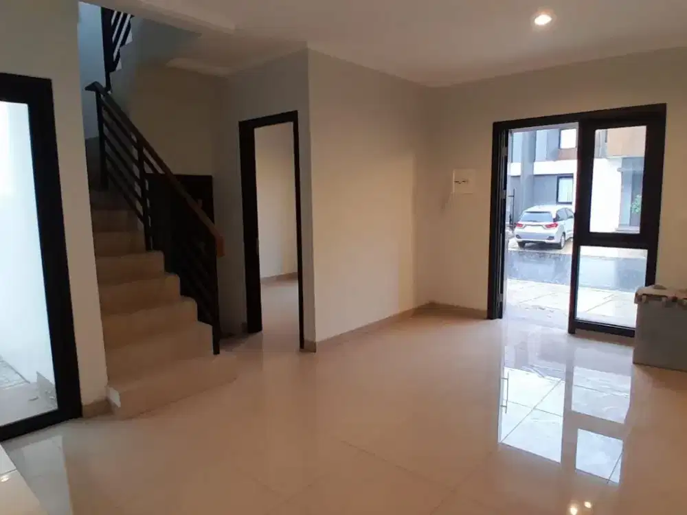 Dijual Rumah 2 Lantai Nyaman di Summarecon Crown Gading, Harapan Indah