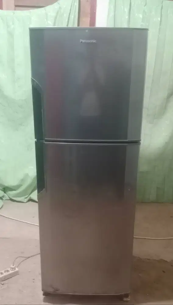 Kulkas 2 pintu PANASONIC.(Diantar Dalam Kota Padang Saja)