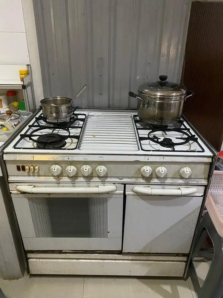 Kompor 4 tungku +oven merek modena