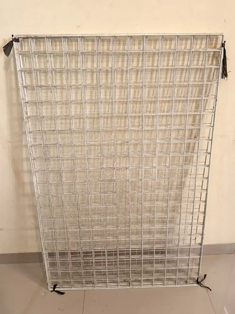 Ram Kawat Putih / Wire Mesh Display Serbaguna
