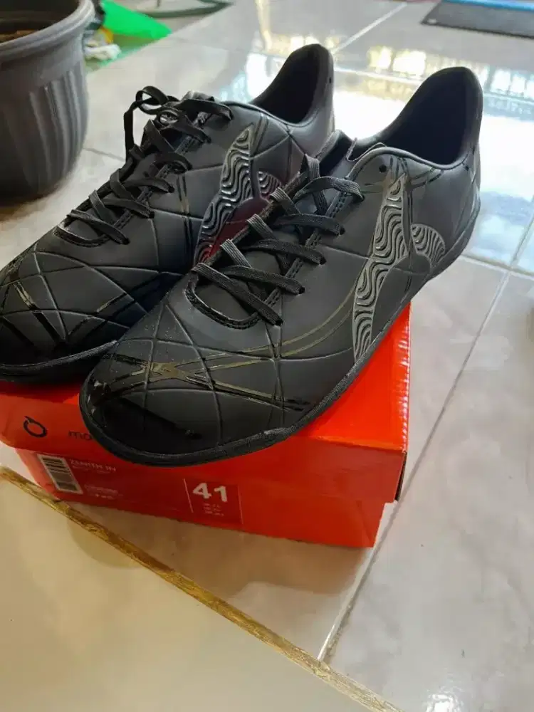 Sepatu futsal ortuseight Zenith original black grey