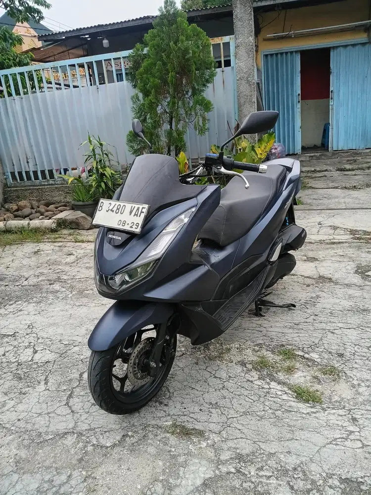 Honda pcx 2024 biru