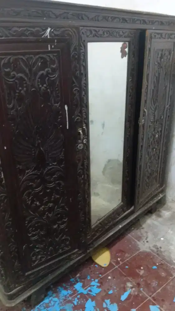 Jual lemari kayu jati asli.  tinggi 160 cm panjang 180 cm lebar 50 cm