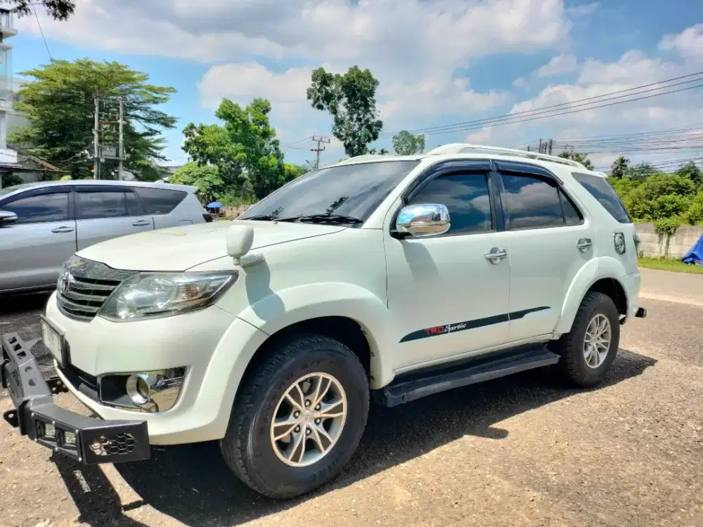 Toyota Fortuner 2.7 V 4x4 matic bensin warna putih