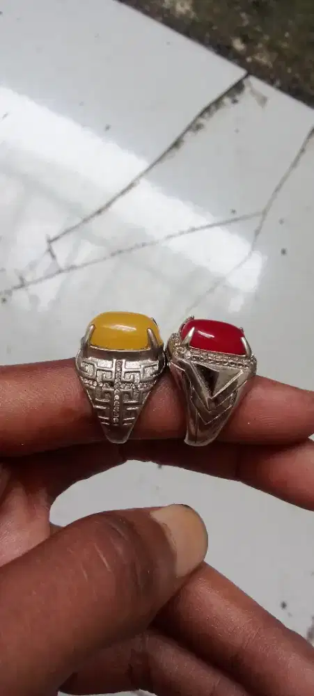 Cincin giok merah dan kuning
