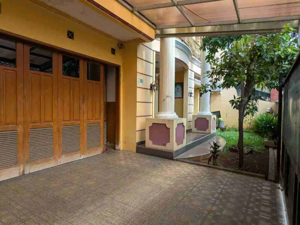rumah megah 
2,5 lantai 5 kamar tidur