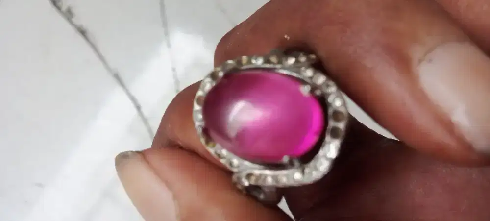 Cincin batu merah Siam