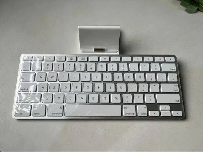 Keyboard Dock for IPAD Model A1359 Bonus Converter Lightning to 30-Pin