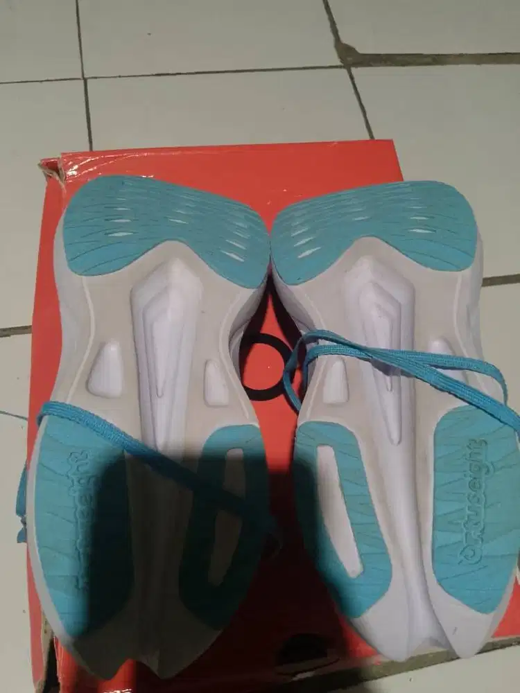 sepatu running second