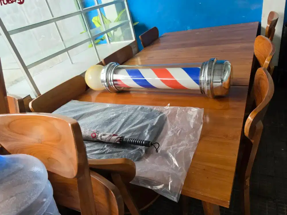 Lampu Barber Shop nyala ada rotornya bisa berputar cocok usaha